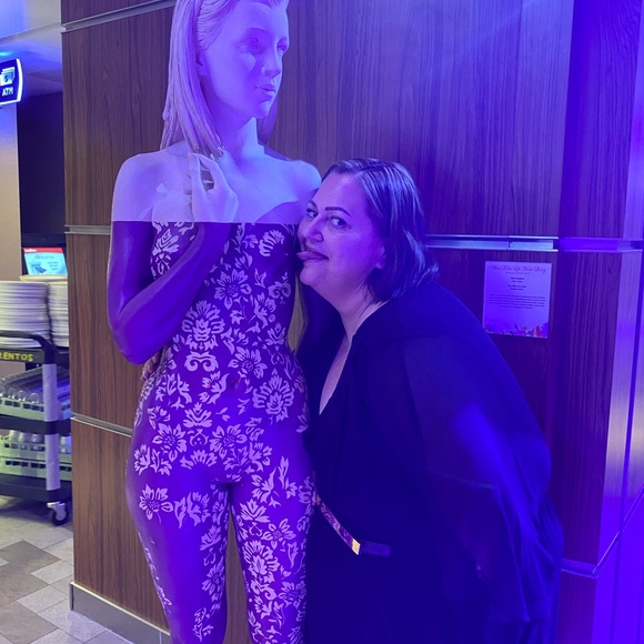 Meet your Posher, Lauren - Picture 3 of 11